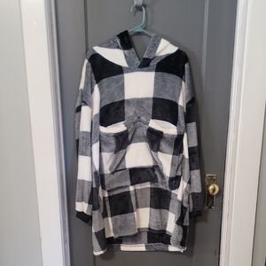 One Size Black and White Plaid Hooded Poncho With Animal Pouch For Cat/dog